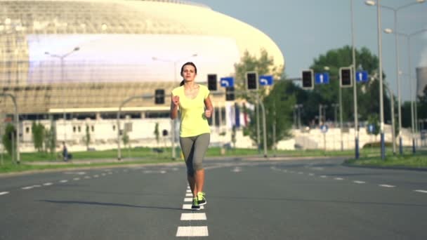 女人在大街上慢跑 — 图库视频影像