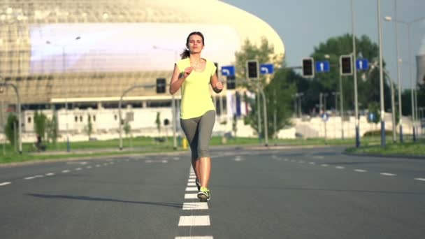 Şehirde sokakta koşu kadın — Stok video