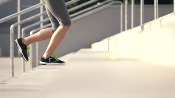 Piernas de mujer corriendo por las escaleras — Vídeo de stock