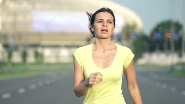 Unavená žena odpočívá po běhání — Stock video