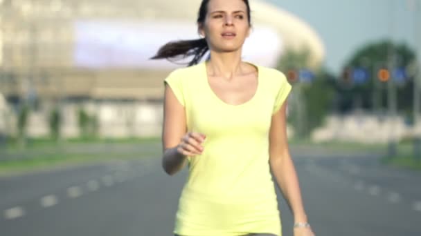 Zmęczona kobieta odpoczynku po joggingu — Wideo stockowe