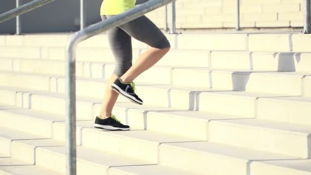 Γυναίκα τα πόδια τζόκινγκ μέχρι τις σκάλες — Αρχείο Βίντεο