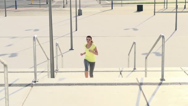 Kadın koşu merdivenlerden yukarı şehir — Stok video