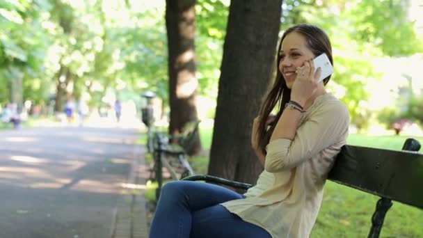 Woman talking on cellphone — Stock Video