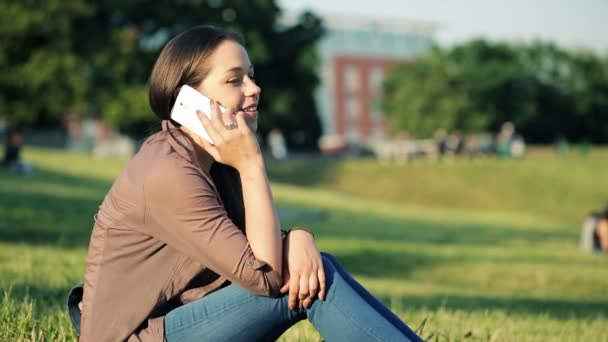 Kobieta rozmowy na telefon komórkowy w parku — Wideo stockowe