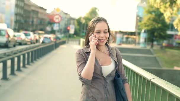 Kvinna pratar i mobiltelefon — Stockvideo