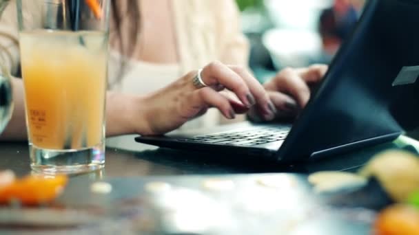 Manos escribiendo en el ordenador portátil en la cafetería — Vídeos de Stock