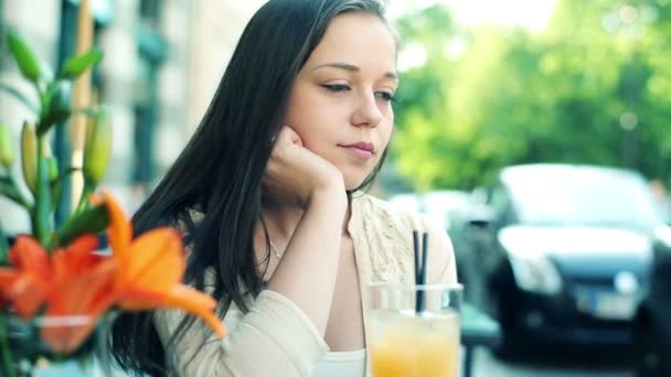 Mujer pensativa sentada sola en la cafetería — Vídeos de Stock