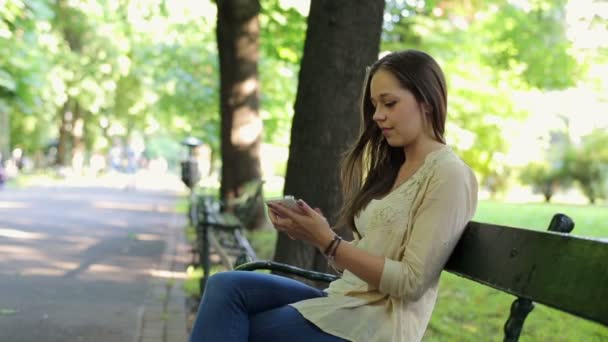 Mujer tomando fotos de sí misma en el parque — Vídeos de Stock