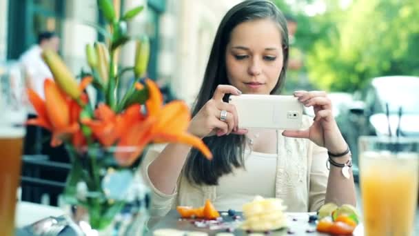 Vrouw nemen foto van smakelijke dessert — Stockvideo