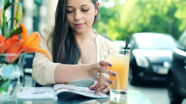 Mujer en cafetería y revista de lectura — Vídeo de stock