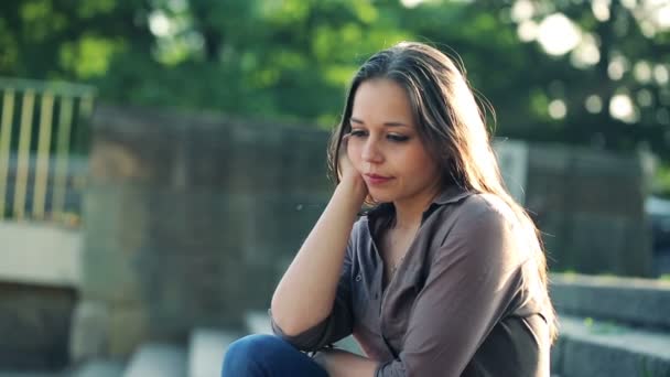 Mujer triste sentada en las escaleras — Vídeos de Stock