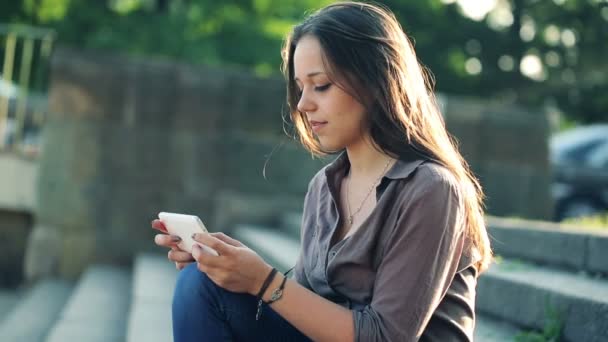 Femme avec smartphone dans les escaliers — Video