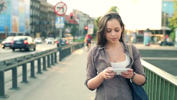 Donna con smartphone che cammina sul ponte — Video Stock