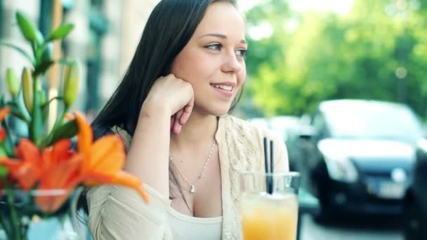 Gelukkige vrouw in openlucht café — Stockvideo