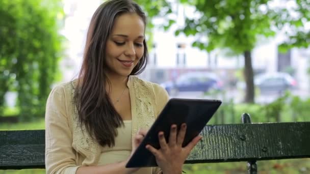 Femme avec tablette assis dans le parc de la ville — Video