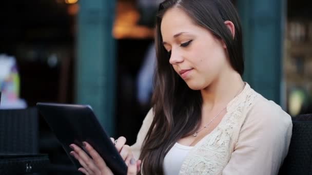 Mujer mensajes de texto en el teléfono inteligente en la cafetería — Vídeos de Stock