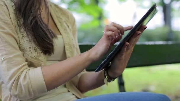 Mãos de mulher com computador tablet — Vídeo de Stock