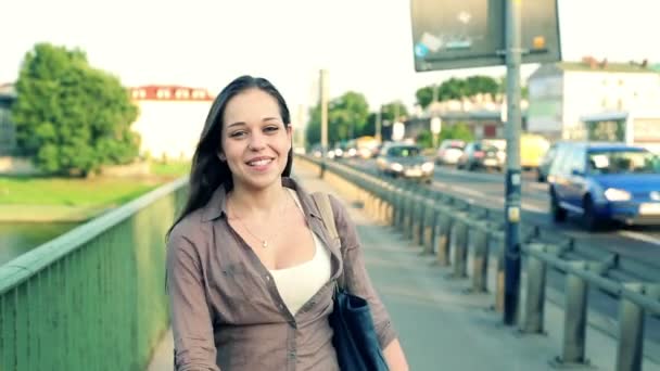 Женщина разговаривает во время прогулки по городу — стоковое видео