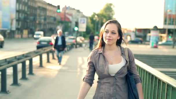 Mujer hablando durante un paseo por la ciudad — Vídeos de Stock