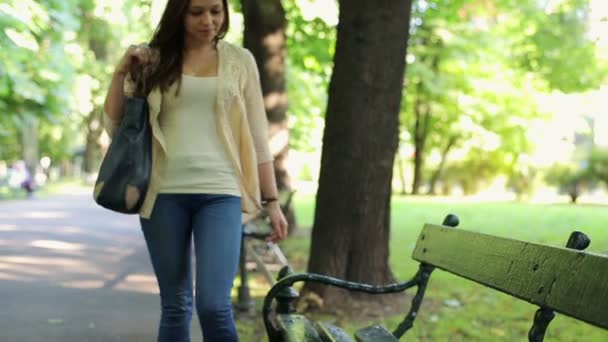 Mulher relaxante no banco no parque da cidade — Vídeo de Stock