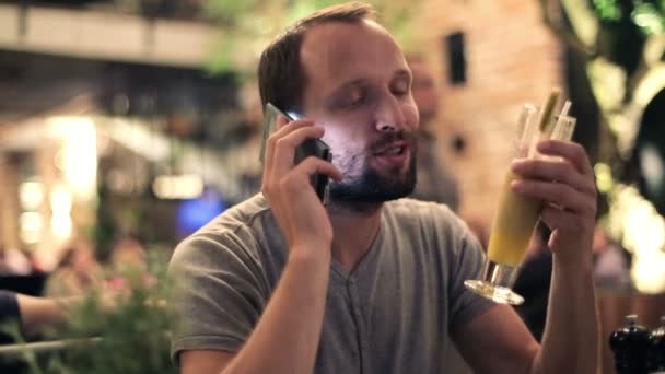 Adam telefonda konuşuyor ve yemek yeme — Stok video
