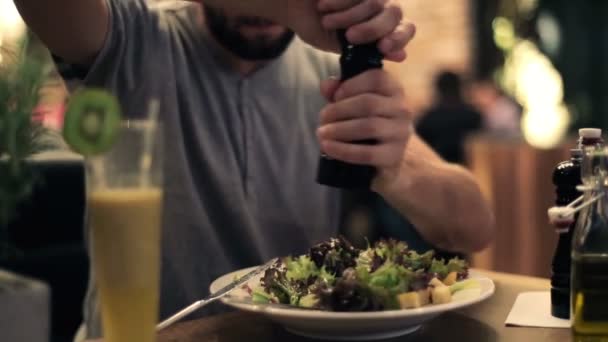 Man spicing up salad — Stock Video