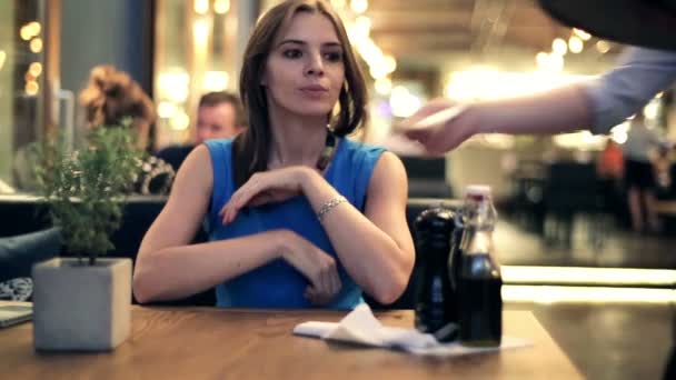 Mujer obtiene delicioso cóctel de camarero — Vídeo de stock