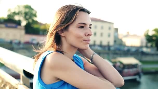 Mujer mirando el río en la ciudad — Vídeos de Stock