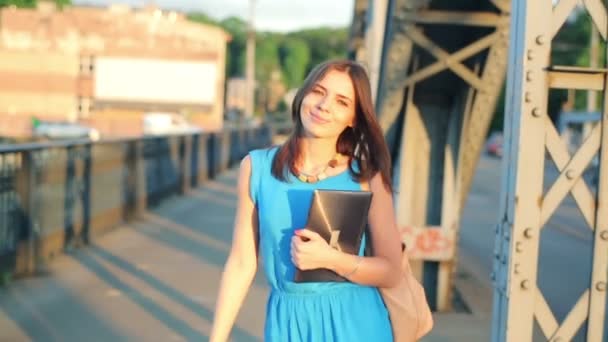 Mujer caminando en el puente — Vídeo de stock