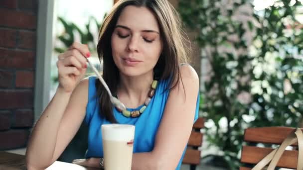 Mujer mezclando café — Vídeos de Stock