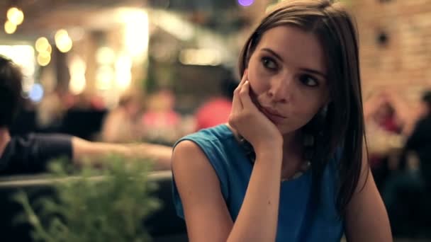 Грустная женщина сидит в ресторане — стоковое видео