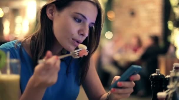 Mujer hablando por celular y comiendo comida — Vídeos de Stock