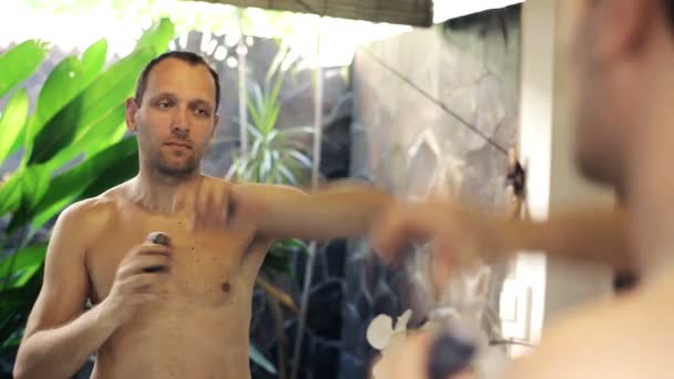 Man applying antiperspirant on his armpit — Stock Video