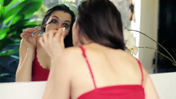 Woman applying mascara eyelash — Stock Video