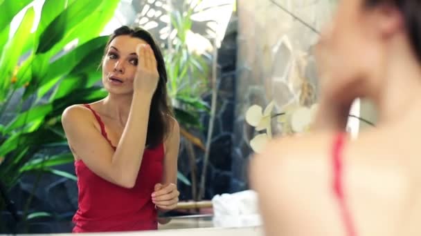 Женщина моет лицо ватным тампоном — стоковое видео
