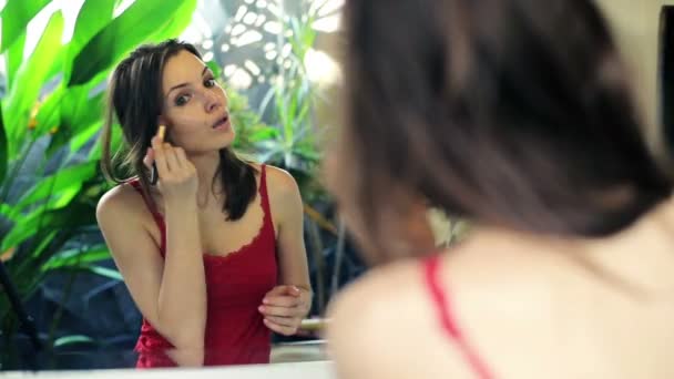 Kvinna applicera makeup med borste — Stockvideo