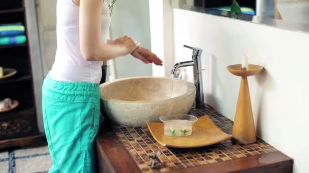Жінка миє руки у ванній — стокове відео
