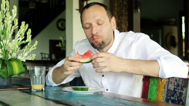 Joven comiendo sandía — Vídeos de Stock