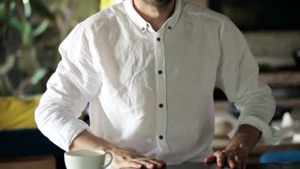 Homme travaillant sur un ordinateur portable près de la table — Video