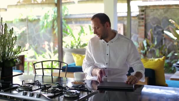 Чоловік з ноутбуком має перерву на каву — стокове відео
