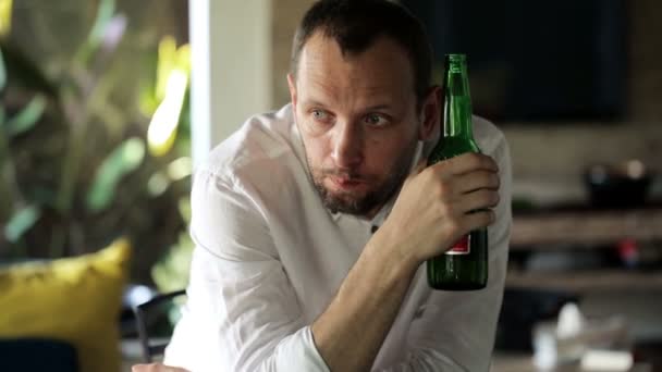 Depressed man drinking beer at home — Stock Video