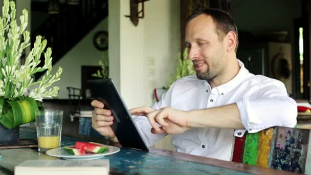 Adam masaya oturan tablet ile — Stok video