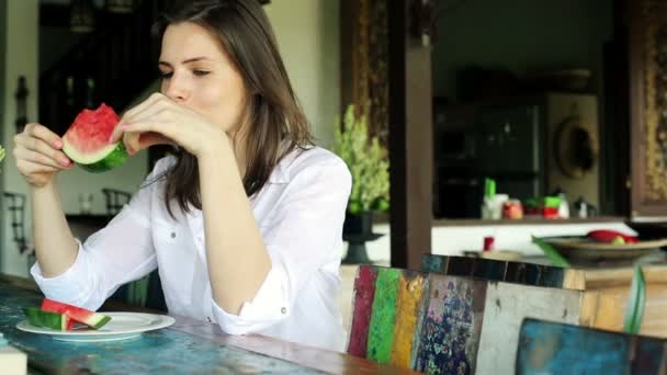 Mujer comiendo sabrosa y jugosa sandía — Vídeos de Stock