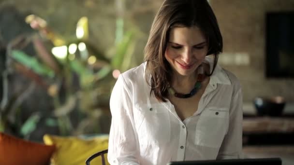 Frau arbeitet am Laptop und trinkt Kaffee — Stockvideo