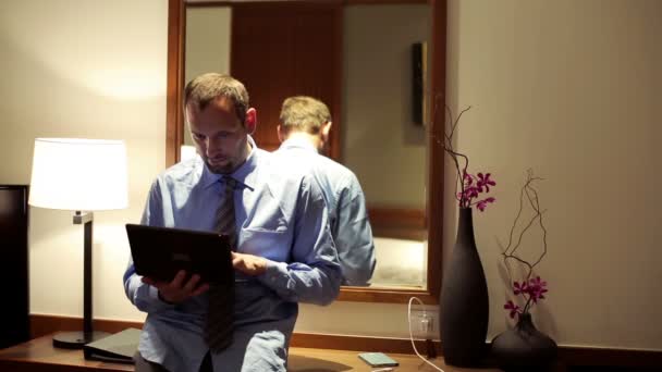 Geschäftsmann arbeitet im Hotelzimmer am Laptop — Stockvideo