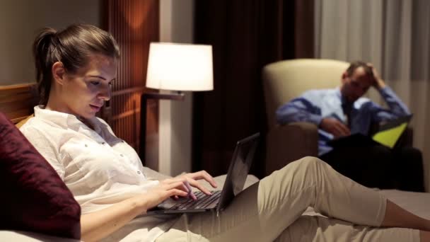 Mujer trabajando en el ordenador portátil por la noche — Vídeo de stock