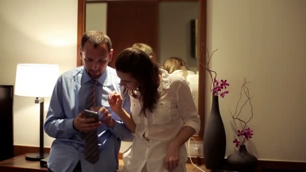 Par talar över smartphone hemma — Stockvideo