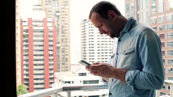 Homme textos, envoi de sms sur le balcon — Video