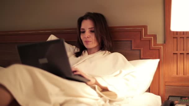 浴袍和笔记本电脑的女人 — 图库视频影像